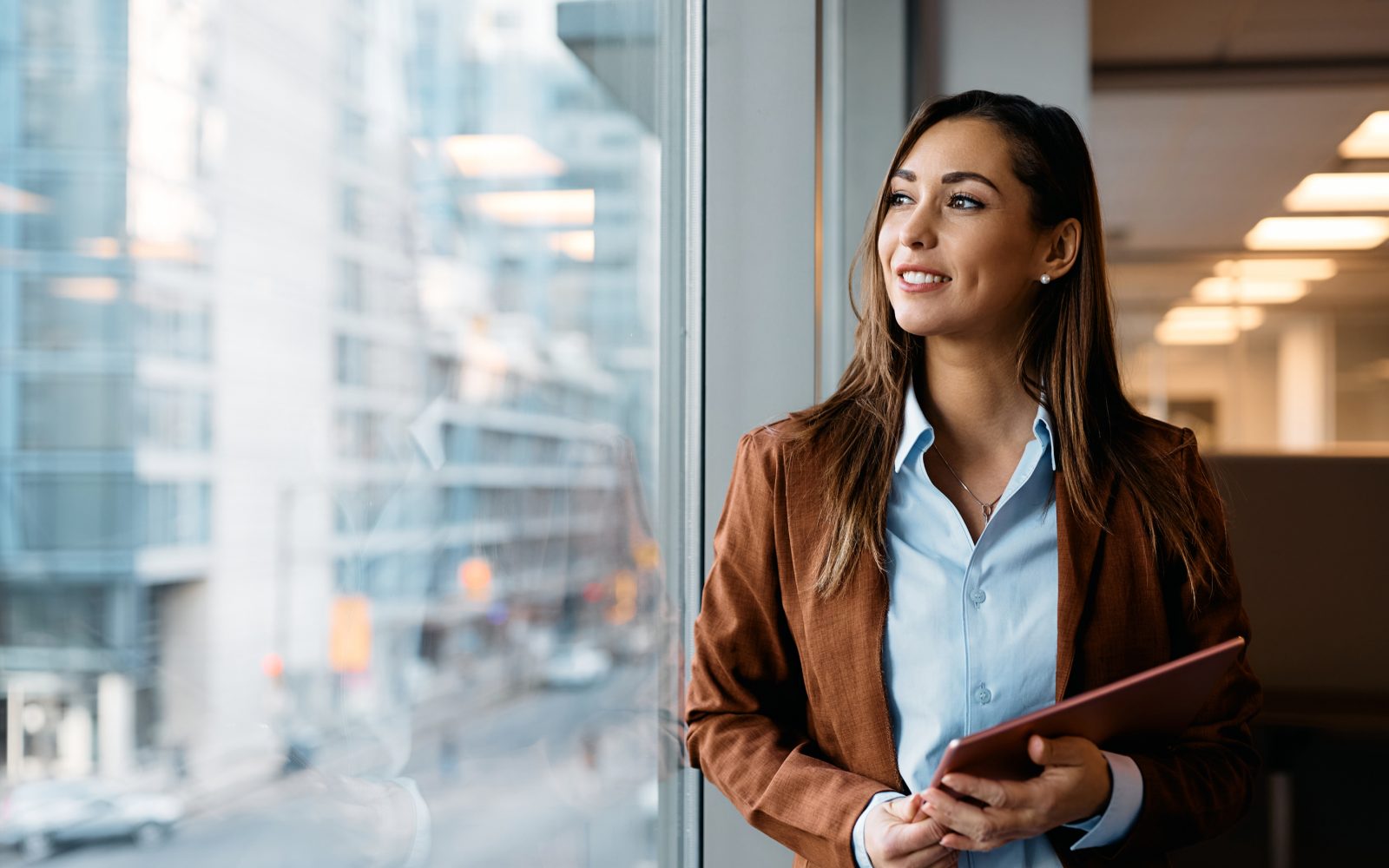 6tm Bureau Femme Ordinateur Dans Les Mains Regarde Par La Fenetre