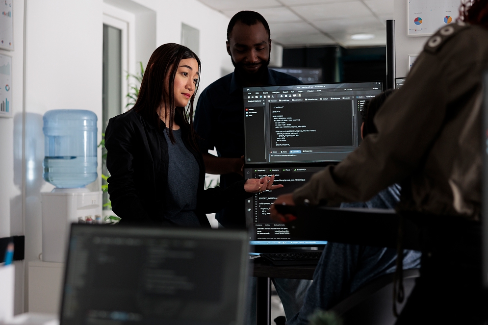 Equipe travaillant sur un projet de développement digital